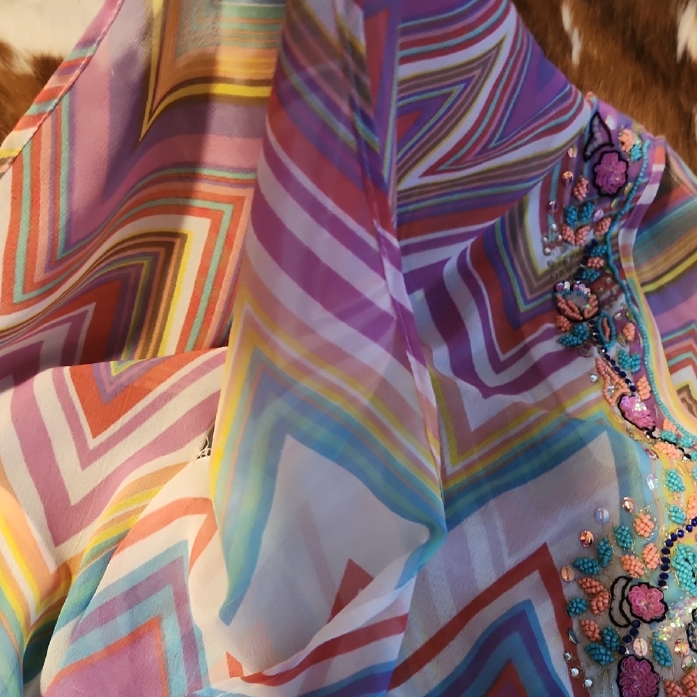 Colorful Chevron Patterned Top - Picture 6 of 9